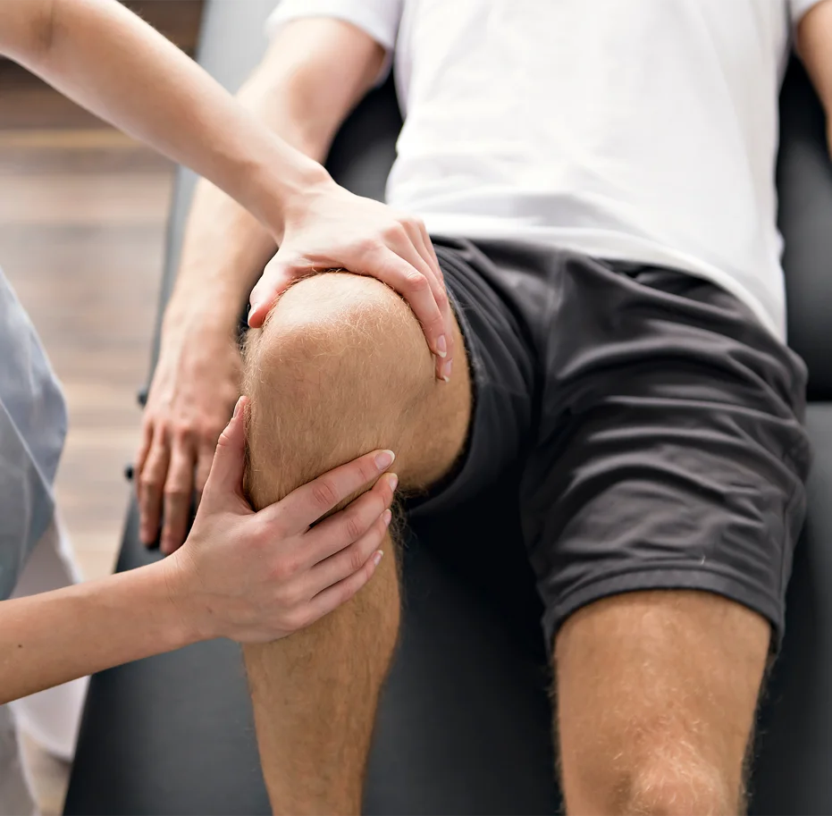 Tratamiento de fisioterapia para recuperar una lesión de rodilla