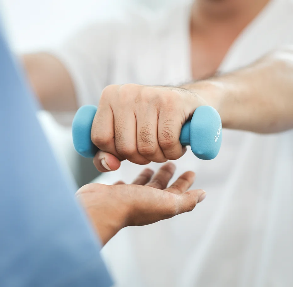 Rehabilitación funcional con pesas en una sesión de fisioterapia