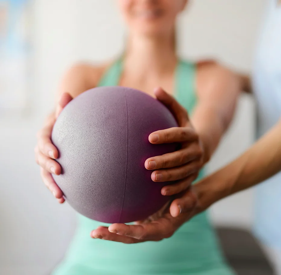 Ejercicio terapéutico con pelota de pilates en fisioterapia | fisioterapia deportiva Zaragoza