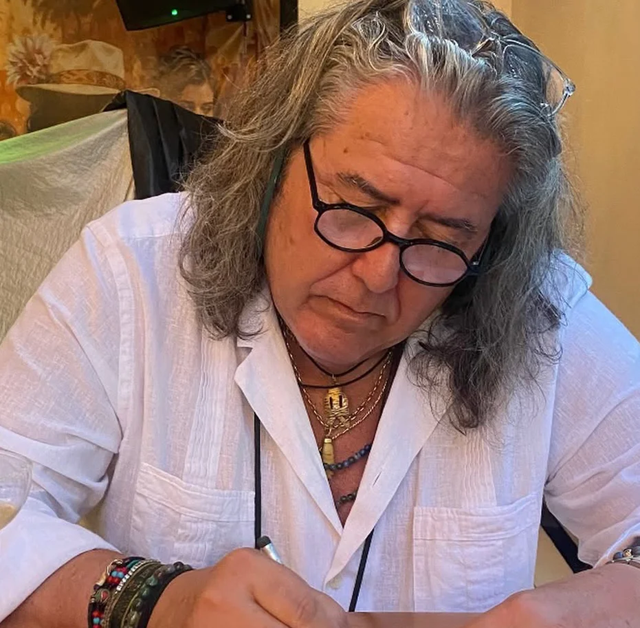 Emilio Biel escribiendo en su escritorio